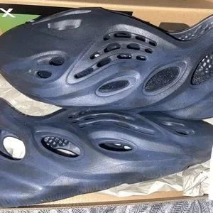Yeezy | Shoes | Yeezy Foam Runners Size 7 Barely Worn Too  display picture 3